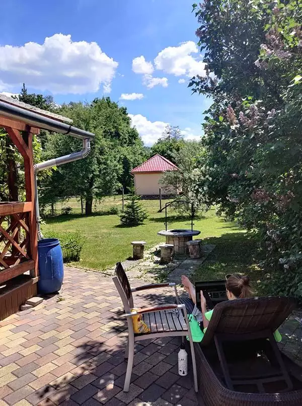 Munka a kertben a napágyon